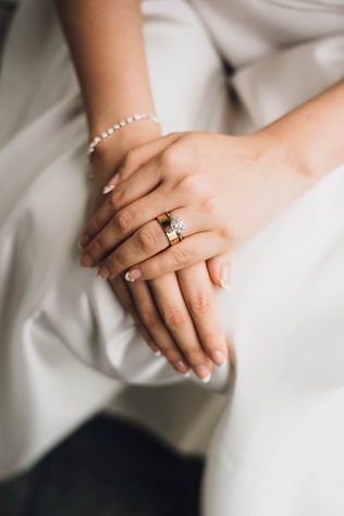 Komplet ślubnej biżuterii - pierścionek zaręczynowy i obrączka