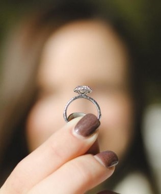 Idealna oprawa kamieni w pierścionkach zaręczynowych